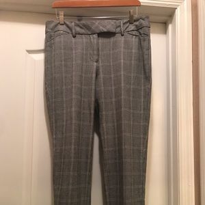 WHBM size 8R ankle pant in a black/white pattern